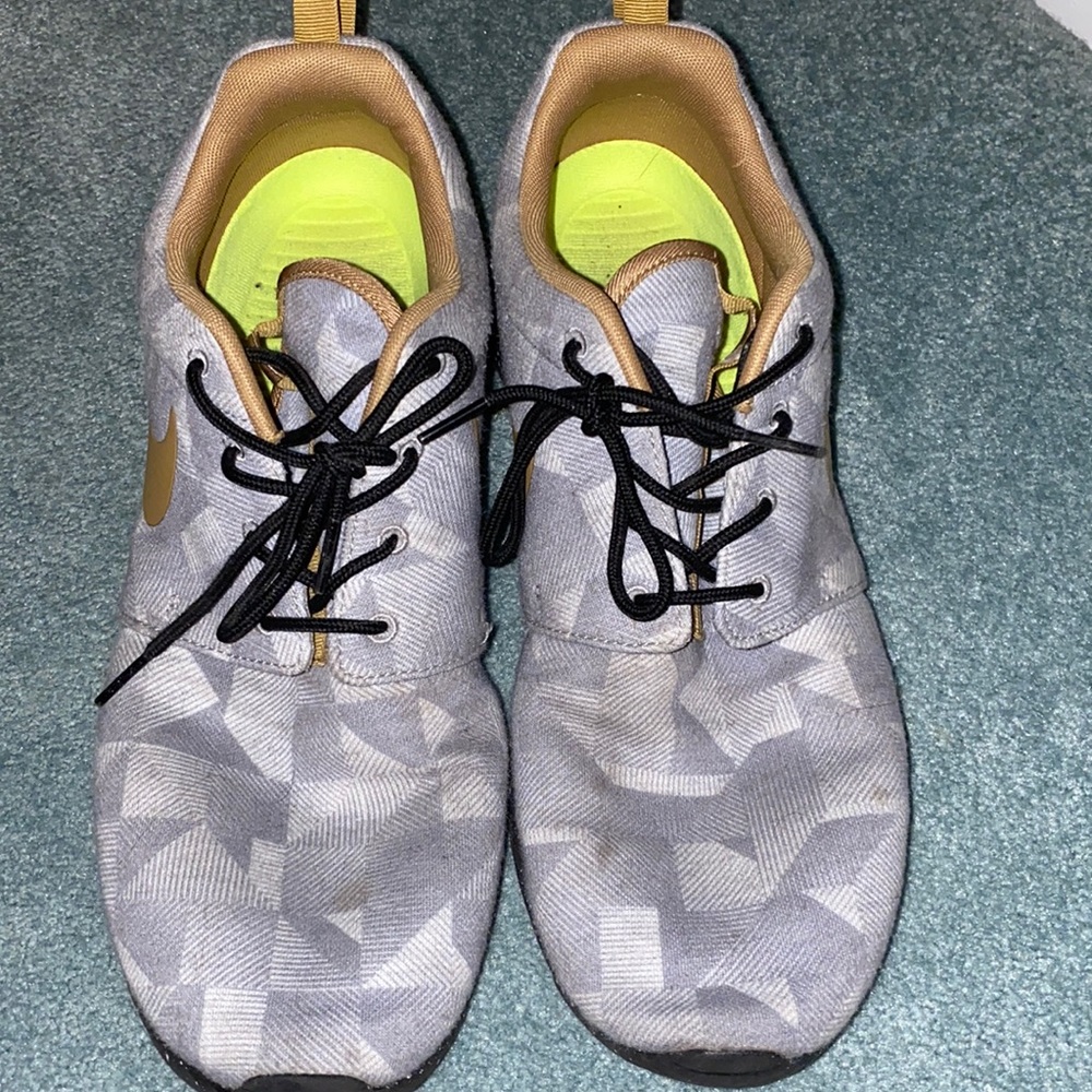 Nike ID Custom Geometric Roshe Runs